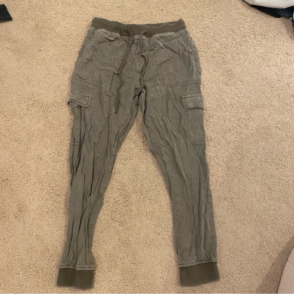 Army green American Eagle joggers